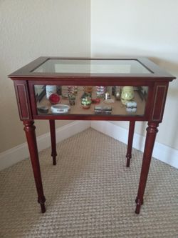 BEAUTIFUL VINTAGE BOMBAY AND CO. BIJOUTERIE DISPLAY TABLE