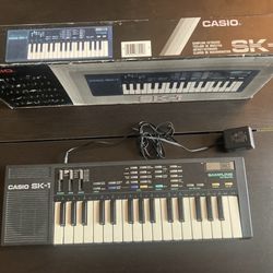Casio SK-1 Portable 32 Key Sampling Keyboard With Adapter Manual Original Box