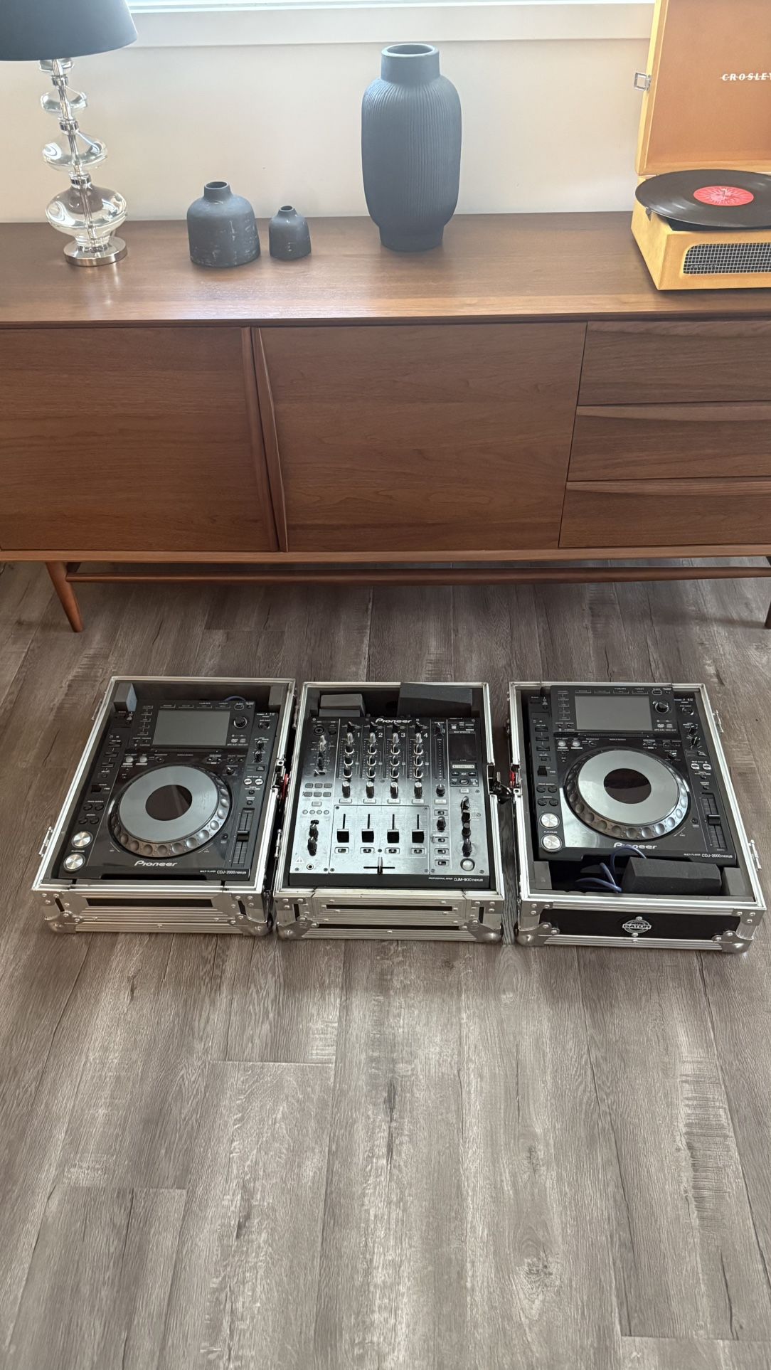 2 x Pioneer CDJ 2000 NXS + 1 X DJM 900 NXS Mixer w/ Flight Cases