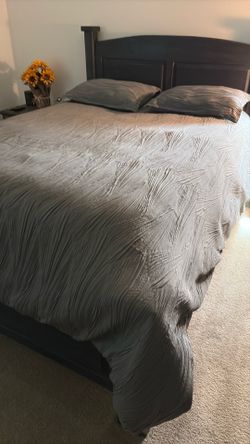 Comforter Set / queen size / grey