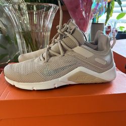 Nike Women's Legend Essential Size 8.5