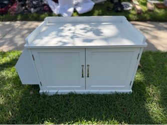 Cat litter box enclosure