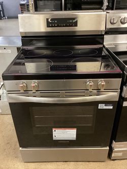Frigidaire 30 in. 5.3 cu.ft. Glass Top Freestanding Electric Range with Even Temp and Steam Clean New Scratch and Dent