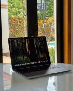 MacBook Air 13” M2 (2022) – Midnight - Like New – 8GB RAM / 256GB SSD