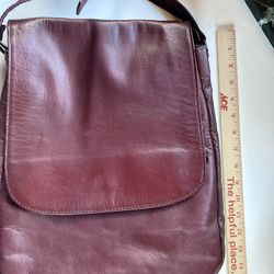  Beautiful Leather Crossbody Travel Bag   Excellent Condition 