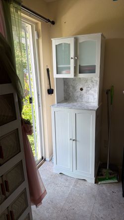 Cabinet pantry PLEASE READ DESCRIPTION