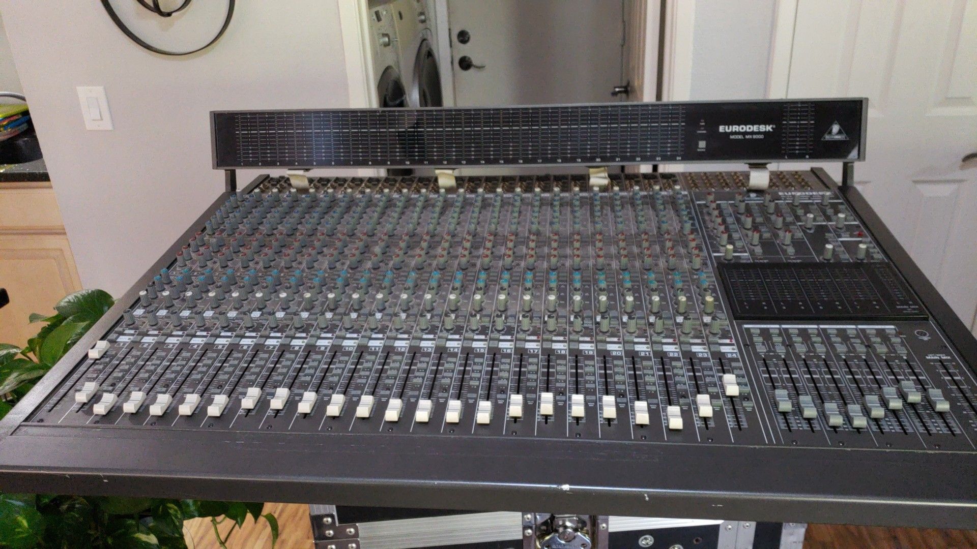Behringer Eurodesk MX 8000