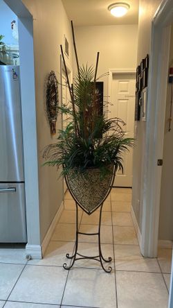 Metal Plant Stand with Decorative Planter