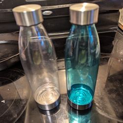 Mainstays 22 oz Clear and Silver Plastic Water Bottle with Screw Cap