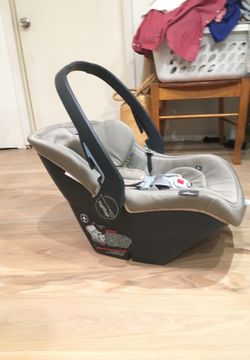 Infant car seat and base Peg Perego primo viaggio
