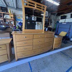 Beautiful Dresser And 2 Nightstands 