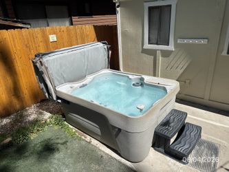 Freeflow Azure Hot Tub - New Cover - energy efficient- 4 person - 110 plug and play or 220