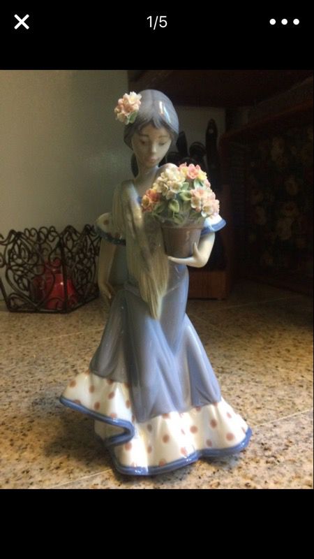Beautiful Lladro figurine , girl with flower basket ...