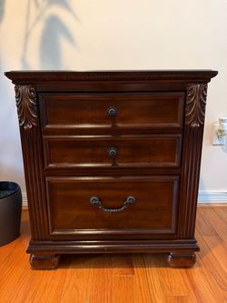 Traditional 2 Drawer Wood Nightstand
