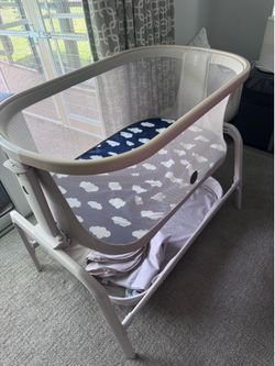 Baby bassinet and sheets