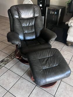 Big Leather Lounging Chair With Foot Rest