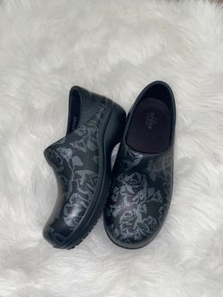 Crocs women’s size 6