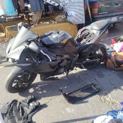 Yamaha R1 Newer Model Different Mode Settings New Tire And Rear Bike Low Mileage As Is First One With Cash In Hand Gets It