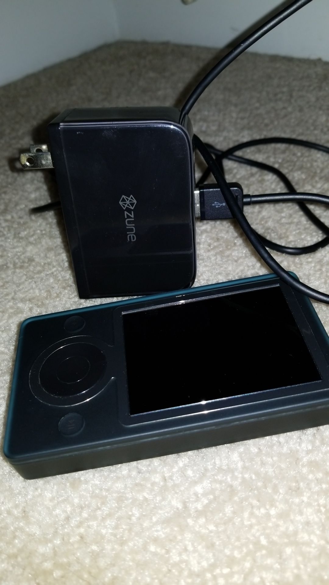 Microsoft Zune (30 GB 1st Gen Model with Charger and Case)