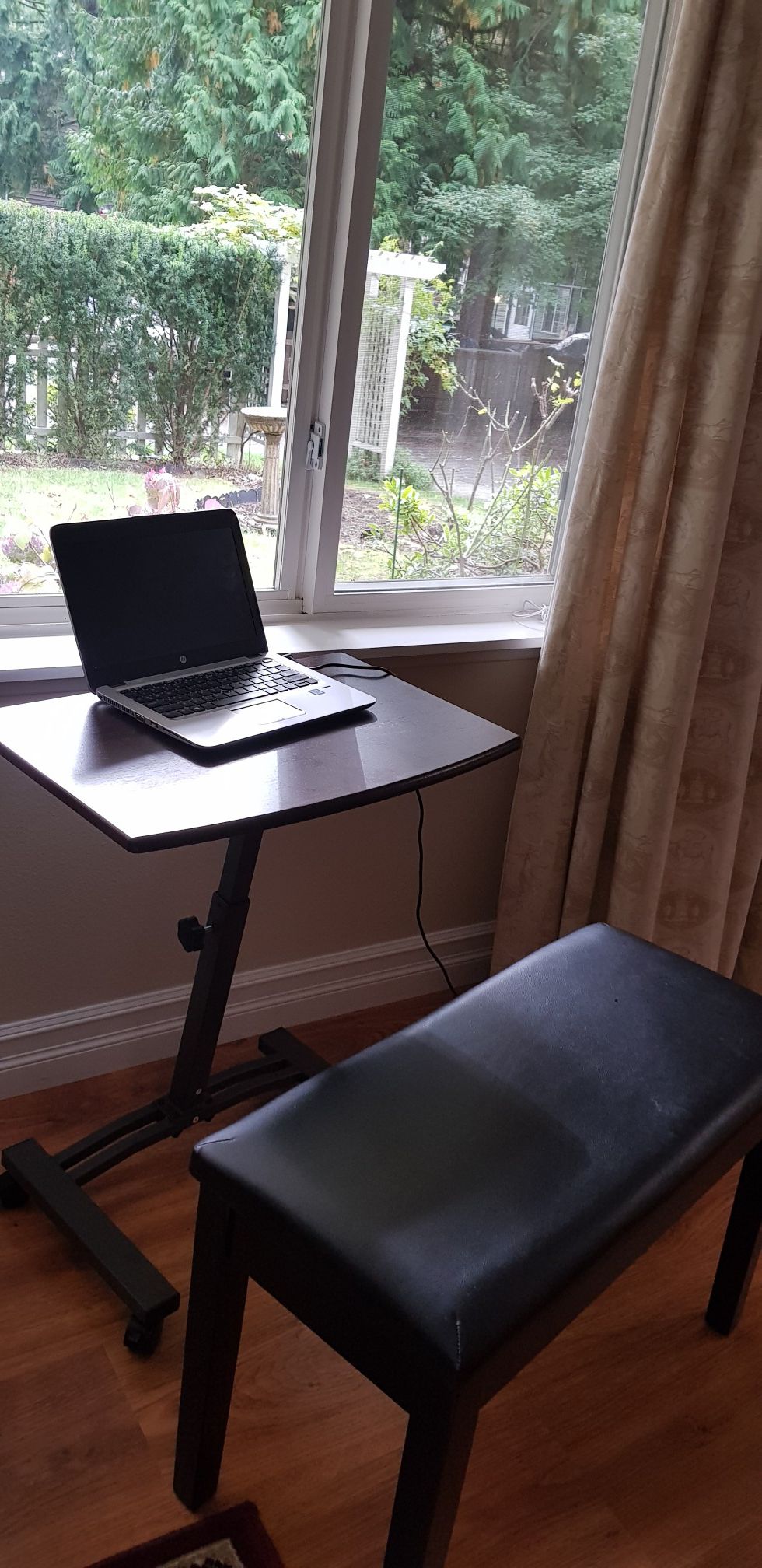 sitting desk that goes upto 33 inches is for sale