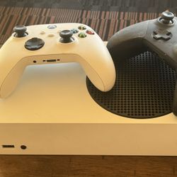 Xbox Series S + 2 Controllers — Very Good Condition
