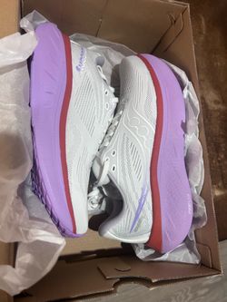 Women’s Saucony Sz 7.5 New