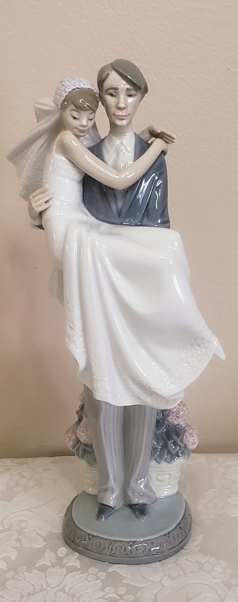 Lladro 1985 "Over The Threshold" Figurine (No Box) ●Price Is Firm; See below for more details●