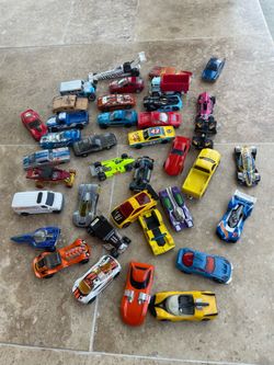 Hot Wheels  40 pieces. 20 a bag