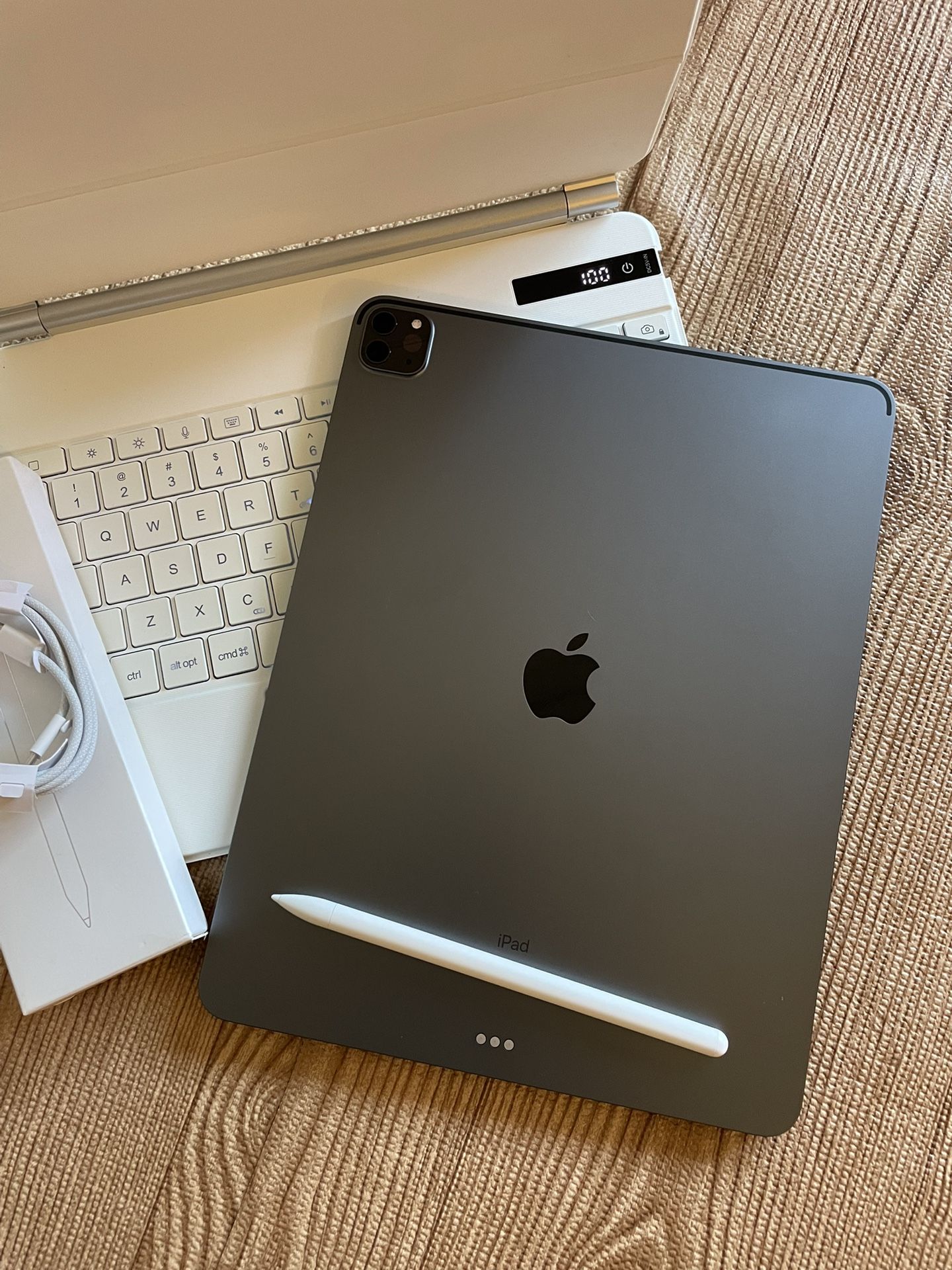 iPad Pro 12.9” (M2 chip / 2022 model) 6th Generation 128GB with  keyboard case and stylus pen 