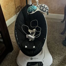 4moms mamaRoo Unique Motions Bluetooth Multi-Motion Baby Swing 