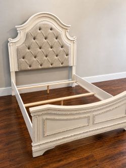 Ashley Realyn Uph. Queen Bed Frame