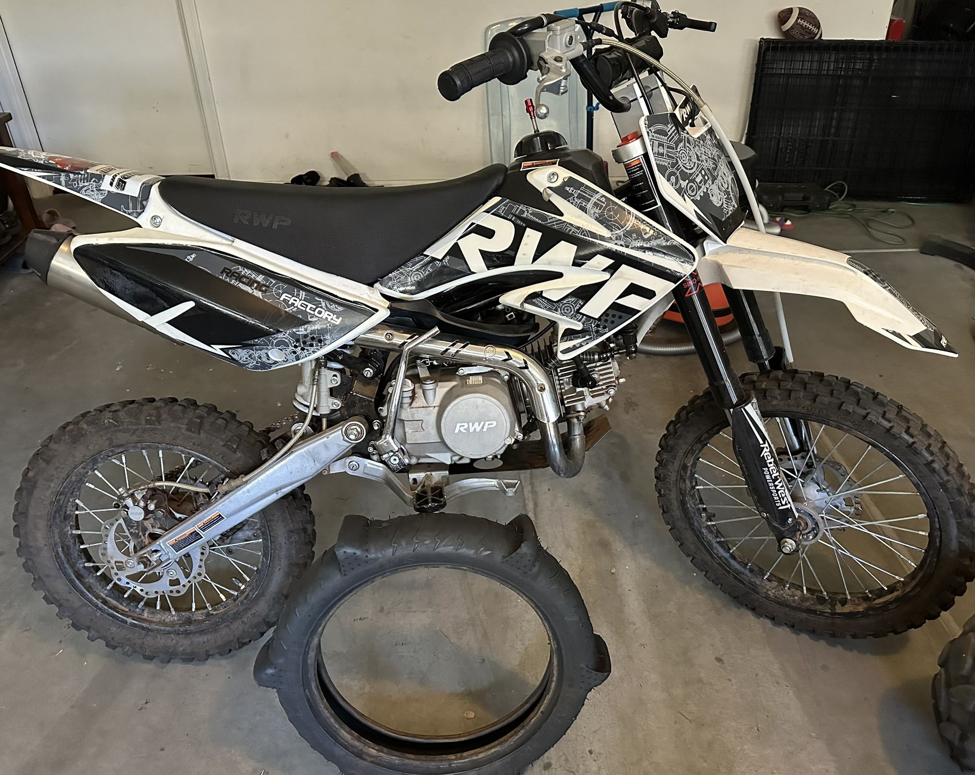 150cc dirt bike that needs work!! Does not run!!! Does not start! Kickstart manual motor. No battery. Engine will not kick over. (Don’t know if compre
