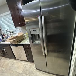 GE - 21.8 Cu. Ft. Side-by-Side Counter-Depth Refrigerator with Edge-to-Edge Glass Shelves - Stainles