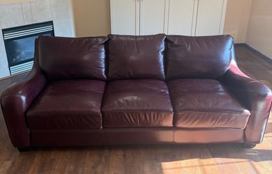 Beautiful burgundy leather sofa in good condition!