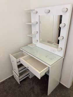 White Hollywood Vanity Desk with Lighted Mirror