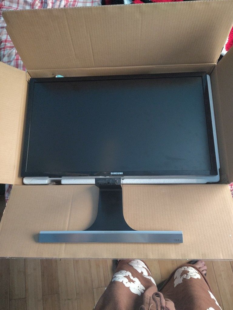 Samsung 28 inch 4K UHD LED Display Monitor