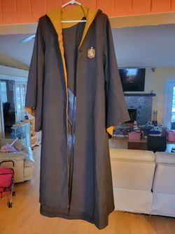 BRAND NEW HUFFLEPUFF Harry POTTER cloak, scarf and socks. Size SMALL. 