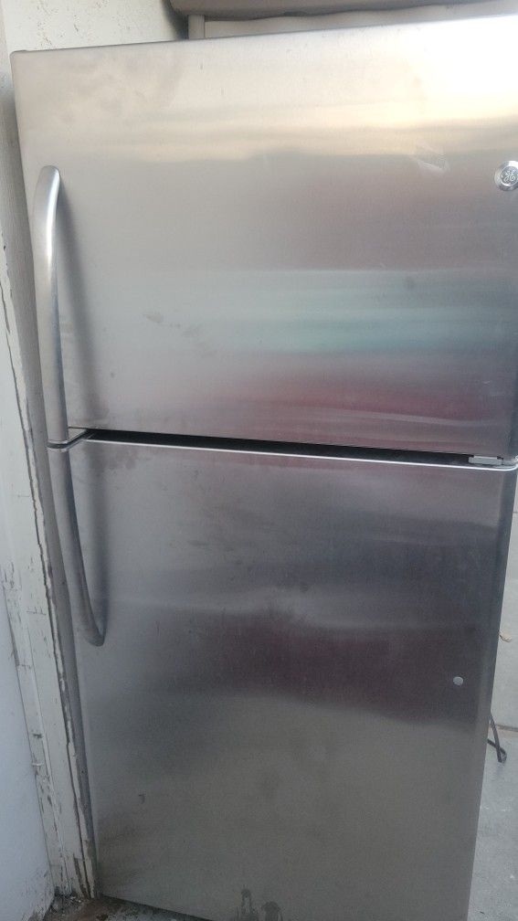 GE REFRIGERATOR WORKS GREAT CAN DELIVER 