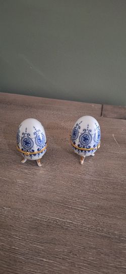 Vintage porcelain footed egg trinket boxes