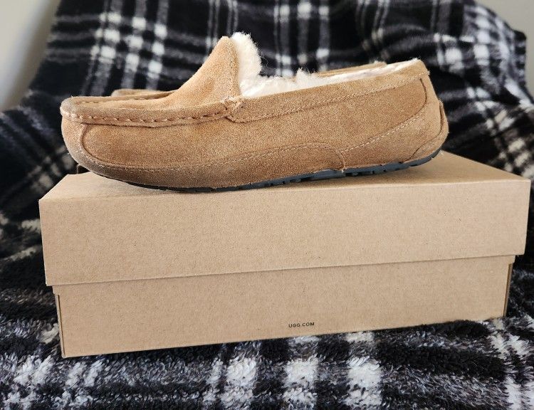 Boys Size 2.... UGG Ascot Slippers