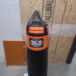 100 Pound Punching Bag Brand New 