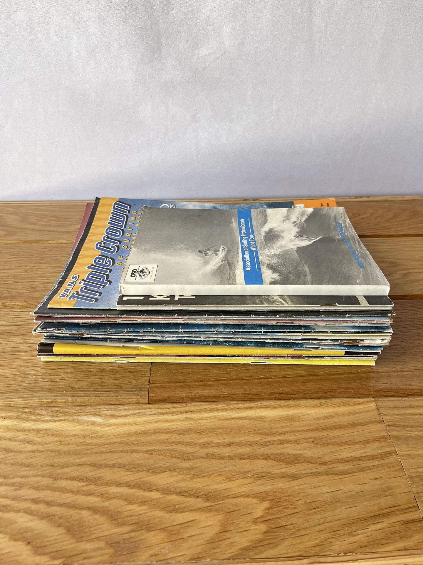 Surf competition programs / magazines: