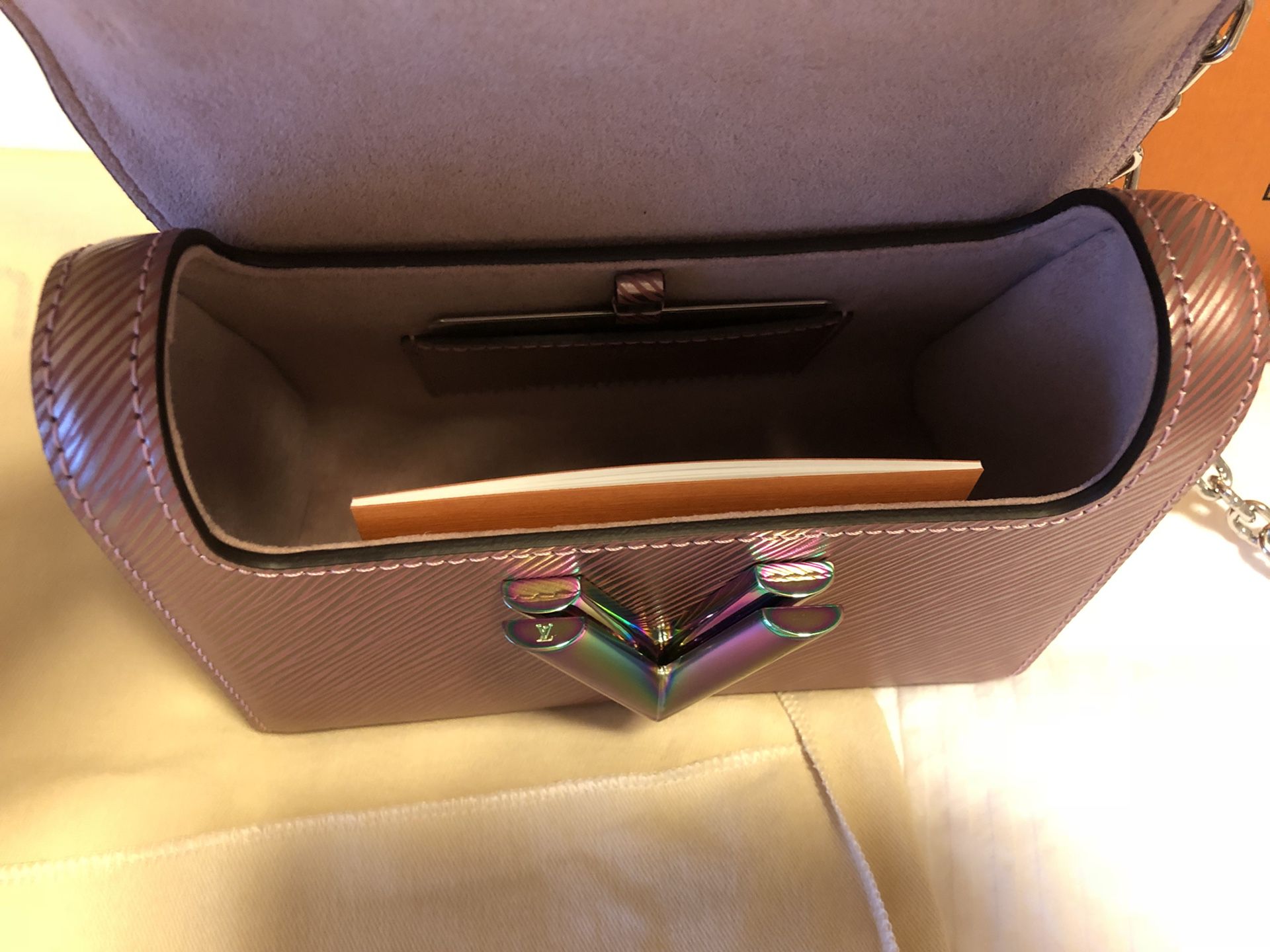 Authentic New Louis Vuitton twist Pm for Sale in Lafayette, CA - OfferUp