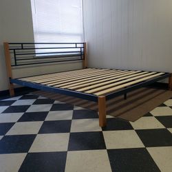 King size bed frame - can DELIVER almost anywhere for $20 extra - gently used and in very good condition 😍