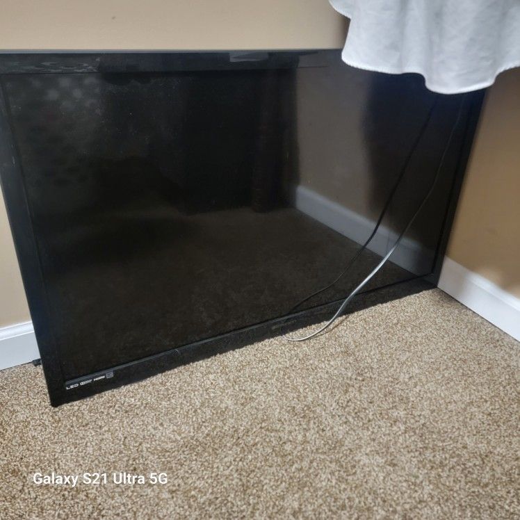 42 Inch Emerson TV With Wall Mount