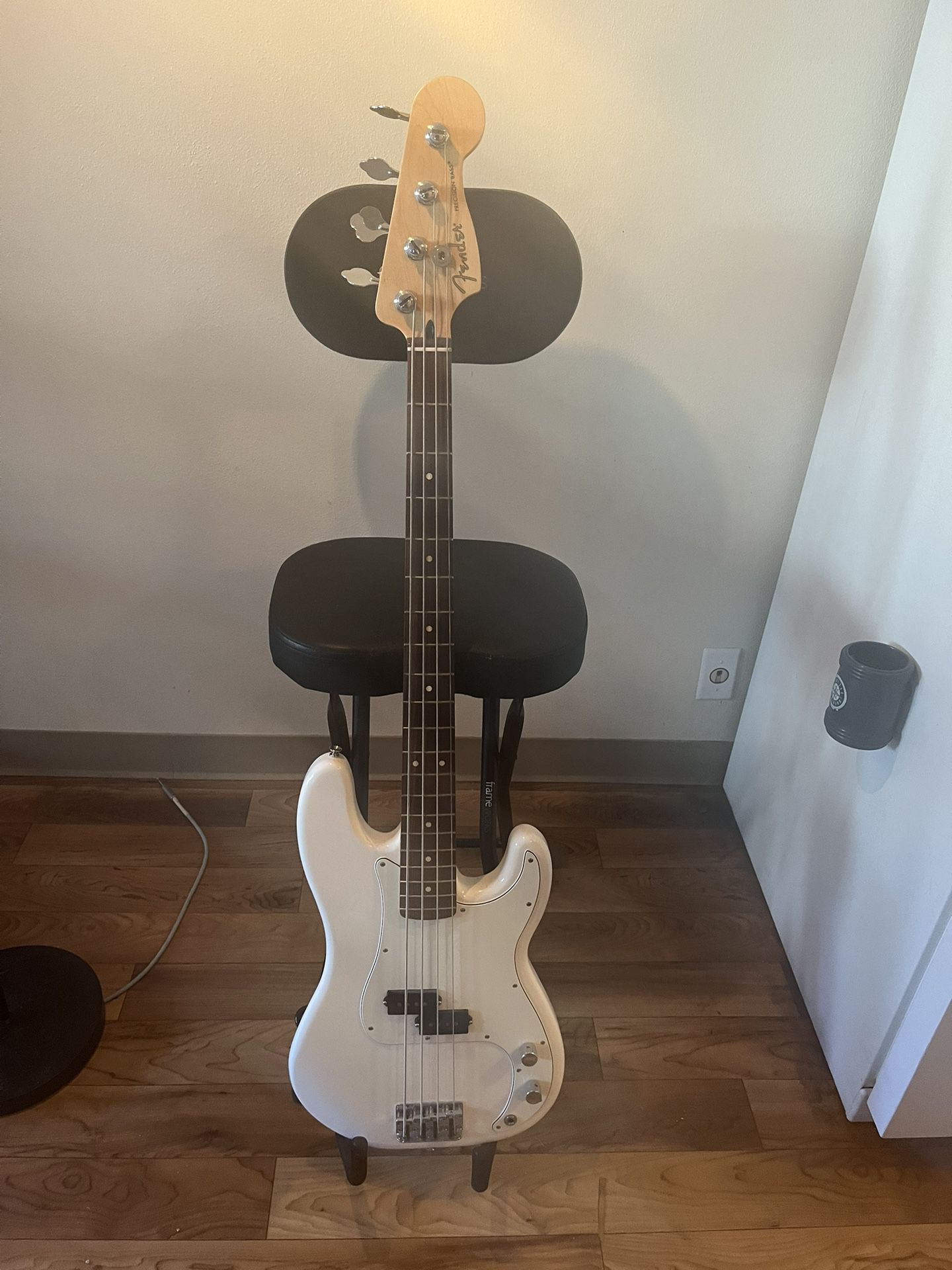 Fender P bass Polar White Pau Ferro Fingerboard