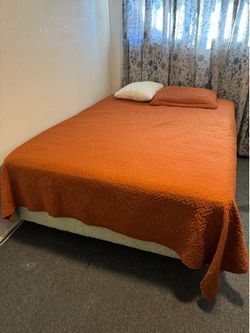 Queen bed.