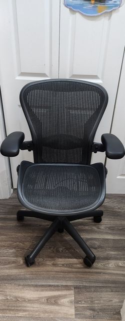 Herman miller Aeron ( SIZE B ) FULLY LOADED . FIRM ON PRICE .