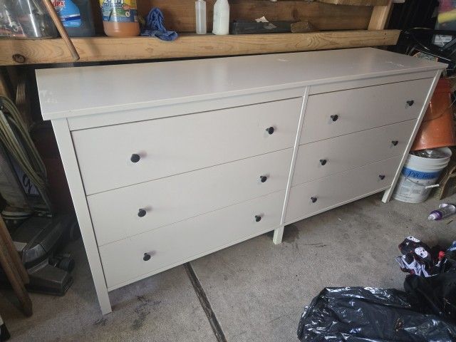Dresser.