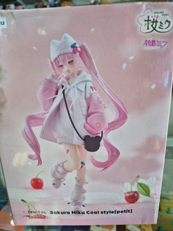Sakura Miku figure